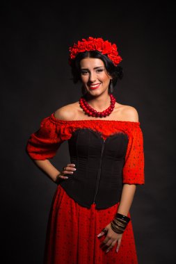 Kırmızılı güzel, seksi kadın. Kırmızılı Kız güzel görüntüsü. Kırmızı çiçekler, şık mücevher, bir kız portresi zarif çelenk.