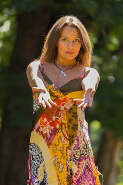 Güneşli Çayırlar orta elbise güzel yaz aylarında genç ve çekici bir kız. Neşeli kız yaz güneş sıcak ışınlarının tadını çıkarma. Kaygısız bir kız güzel görüntüsü.