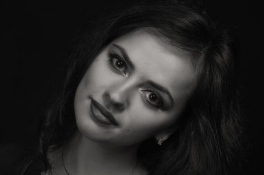 Şık makyaj ve aksesuarları ile güzel bir esmer.