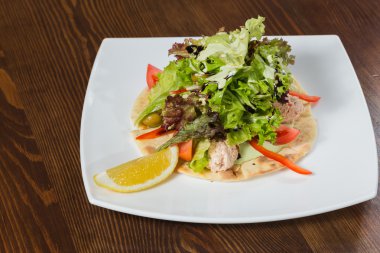 Sezar salatası. Lezzetli ve sağlıklı yemek. soslu taze sebze salatası. Bir tabak salata.