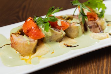 Sebze ile balık. Bir tabakta güzel düzeni