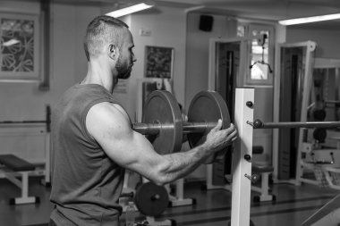 Vücut geliştirme dumbbells ile. Husky büyük bir dumbbell elinde tutar. Spor, vücut geliştirme, sağlıklı yaşam tarzı.