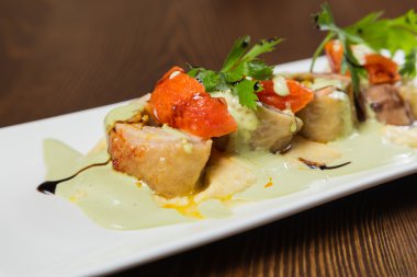 Sebze ile balık. Bir tabakta güzel düzeni