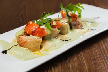 Sebze ile balık. Bir tabakta güzel düzeni