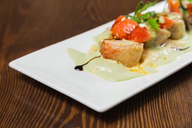 Sebze ile balık. Bir tabakta güzel düzeni