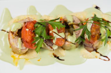 Sebze ile balık. Bir tabakta güzel düzeni