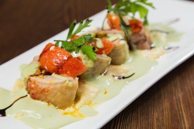 Sebze ile balık. Bir tabakta güzel düzeni