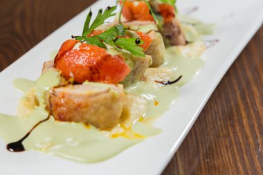 Sebze ile balık. Bir tabakta güzel düzeni