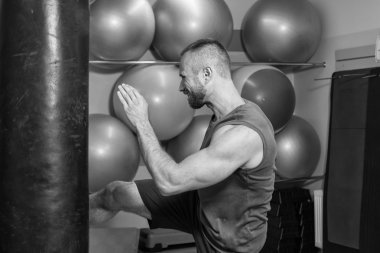 Jimnastik salonu kas adam. Kum torbasına yaşına, egzersiz. Boks, egzersiz, kas, güç, güç - eğitim ve boks gücü kavramı