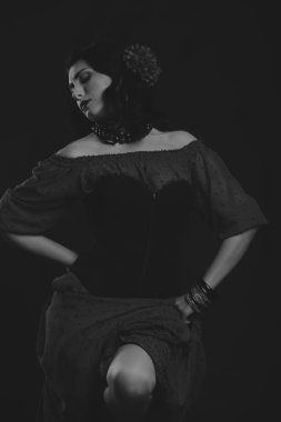 Siyah elbiseli zarif kız. duygusal poz güzel aktris.
