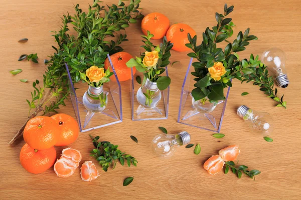 Bodegón con mandarinas, bulbos y hierbas. Frutas, verduras, mandarinas - hermosa composición artística . —  Fotos de Stock