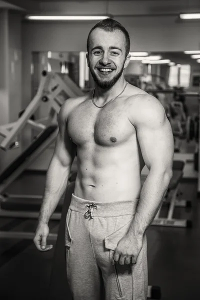 Hermoso hombre atlético posando en la cámara . —  Fotos de Stock