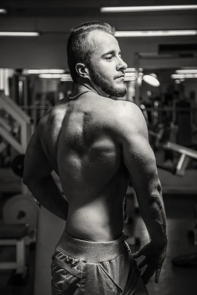 Hermoso hombre atlético posando en la cámara . — Foto de Stock