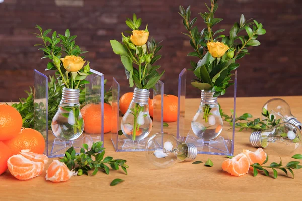 Bodegón con mandarinas, bulbos y hierbas. Frutas, verduras, mandarinas - hermosa composición artística . —  Fotos de Stock