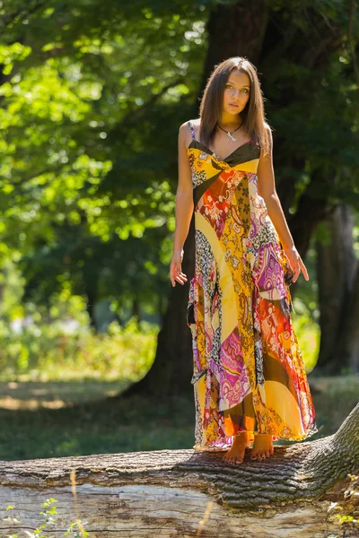 Güneşli Çayırlar orta elbise güzel yaz aylarında genç ve çekici bir kız. Neşeli kız yaz güneş sıcak ışınlarının tadını çıkarma. Kaygısız bir kız güzel görüntüsü. — Stok fotoğraf