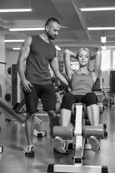 Olahraga pasangan pada pelatihan di gym . — Stok Foto