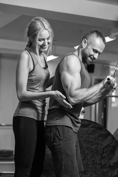 Pareja deportiva en entrenamiento en el gimnasio . — Foto de Stock