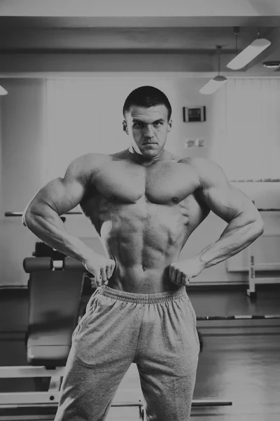 Stilig, atletisk, säker man i gymmet. bodybuilding pose — Stockfoto