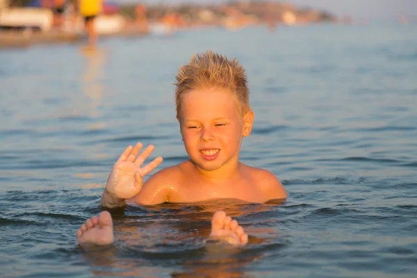 Chłopiec 5 lat grając w morzu. Chłopak pływa w morzu. — Zdjęcie stockowe