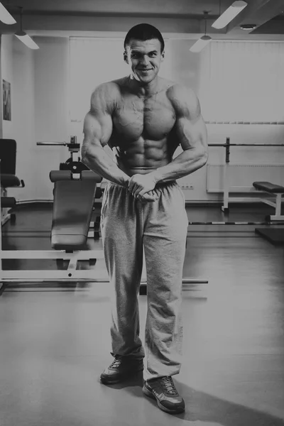 Beau, athlétique, confiant dans la salle de gym. pose de musculation — Photo