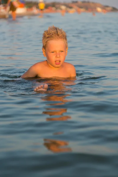 Chłopiec 5 lat grając w morzu. Chłopak pływa w morzu. — Zdjęcie stockowe