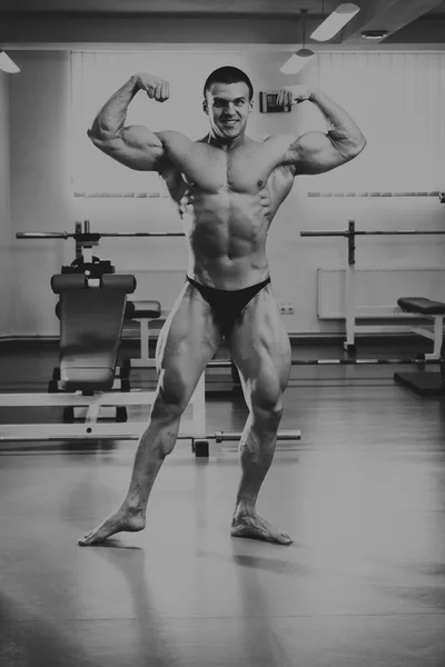 Stilig, atletisk, säker man i gymmet. bodybuilding pose — Stockfoto