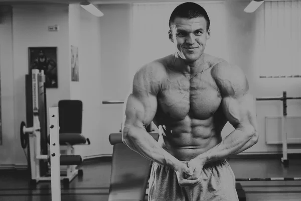 Tampan, atletis, pria percaya diri di gym. pose binaraga — Stok Foto