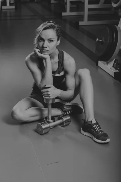 Сексуальная блондинка тренирует свое мускулистое тело в спортзале. Спортивная блондинка. Стронгвуд . — стоковое фото