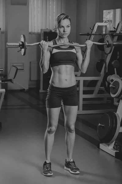 Сексуальная блондинка тренирует свое мускулистое тело в спортзале. Спортивная блондинка. Стронгвуд . — стоковое фото