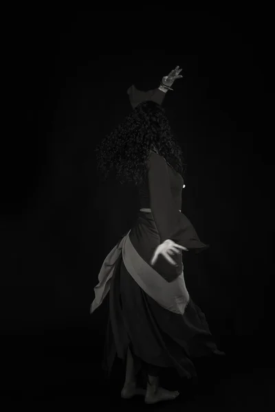 Morena con vestido gitano. Tradicionales accesorios y vestidos para mujer gitana. Emociones y sabor gitano. Gitana sobre fondo negro . —  Fotos de Stock