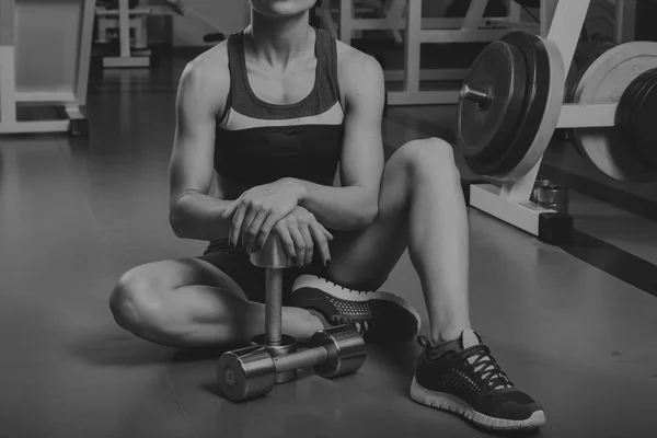 Sexig blondin tränar hans muskulösa kropp i gymmet. Sport blonde. Stark Tjej. — Stockfoto