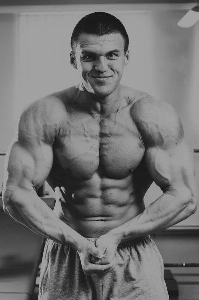 Stilig, atletisk, säker man i gymmet. bodybuilding pose — Stockfoto