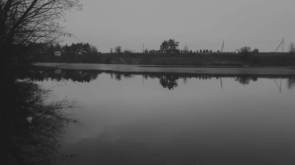 Bela vista do lago na hora de outono . — Fotografia de Stock