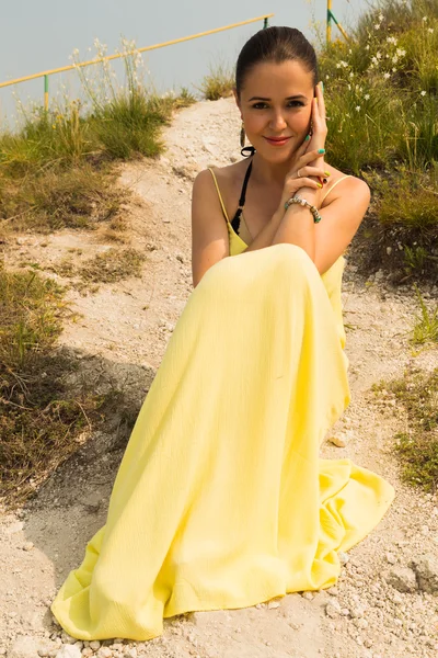 Portret dziewczyny na tle pięknej przyrody. Dziewczyna w przyrodzie w pięknej żółtej sukience. — Zdjęcie stockowe