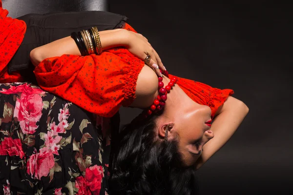 Mujer elegante y sexy en un vestido rojo. Retrato de la hermosa morena en rojo en el estudio. Retrato emocional . — Foto de Stock