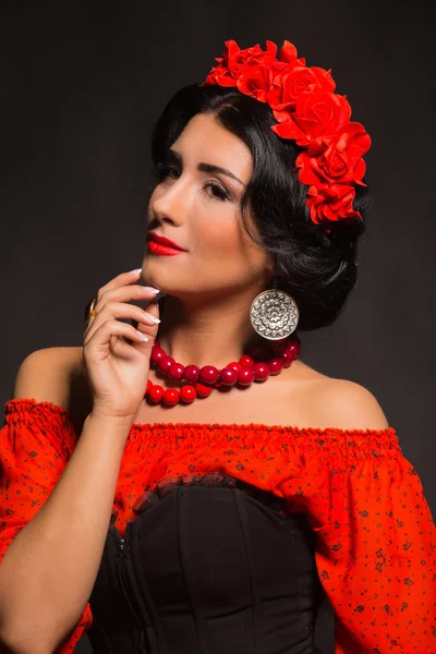Mooie, sexy vrouw in het rood. Mooi beeld van het meisje in het rood. Elegante krans van rode bloemen, stijlvolle sieraden, portret van een meisje. — Stockfoto