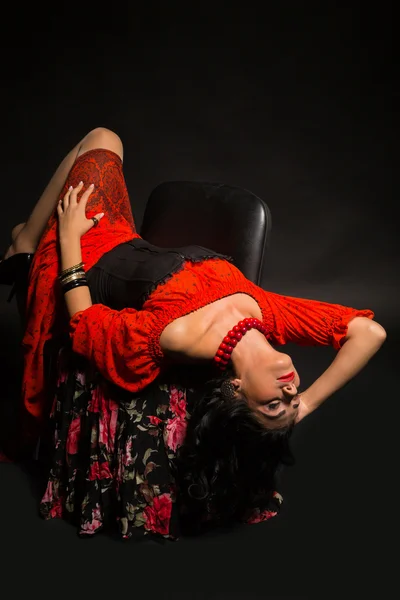 Mujer elegante y sexy en un vestido rojo. Retrato de la hermosa morena en rojo en el estudio. Retrato emocional . — Foto de Stock