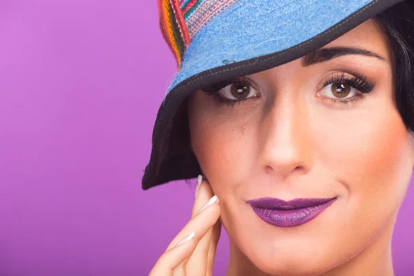 Schöne, helle, kreative Make-up-Mädchen. lustige Brünette mit Hut. das emotionale, lebendige Bild des Mädchens. — Stockfoto