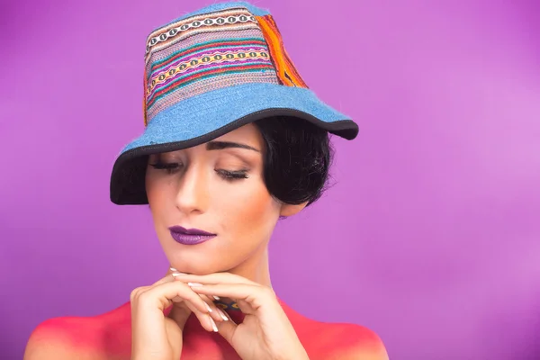 Hermosa, brillante chica de maquillaje creativo. Morena graciosa con sombrero. La imagen emocional y vívida de la chica . —  Fotos de Stock