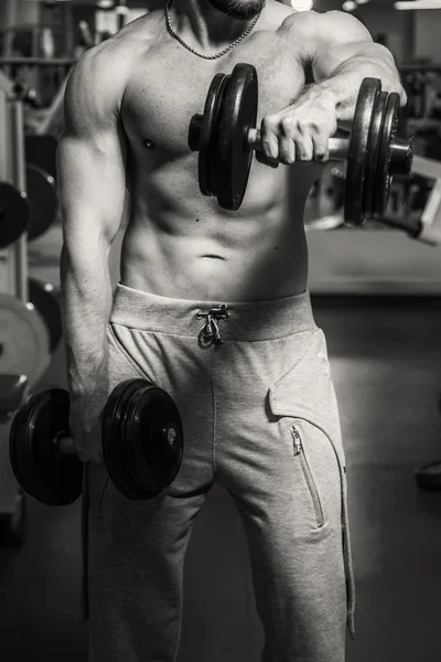 Adam jimnastik salonu. Egzersiz halter kılıyor. Spor, güç, halter, gerginlik, egzersiz - sağlıklı bir yaşam tarzı kavramı. Fitness ve spor hakkında makale.