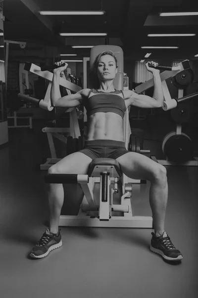 Chica bombea los principales grupos musculares en el gimnasio. Entrenamiento de fuerza. Aptitud femenina. Chica fuerte . — Foto de Stock