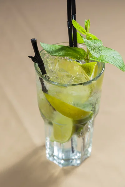 Un verre de cocktail mojito sur la table — Photo