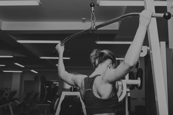 Chica bombea los principales grupos musculares en el gimnasio. Entrenamiento de fuerza. Aptitud femenina. Chica fuerte . — Foto de Stock