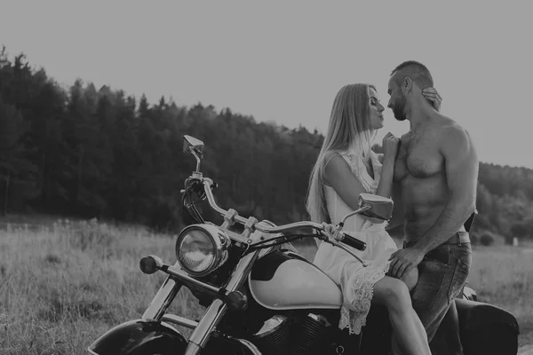 Noir et blanc photo motard couple sur une moto dans le domaine . — Photo