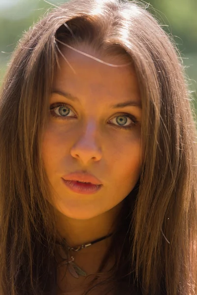 Güneşli Çayırlar orta elbise güzel yaz aylarında genç ve çekici bir kız. Neşeli kız yaz güneş sıcak ışınlarının tadını çıkarma. Kaygısız bir kız güzel görüntüsü.