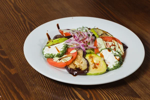 Insalata con formaggio feta e verdure. Cibo gustoso e sano, cibo italiano — Foto Stock