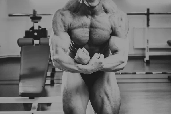 Schöner, athletischer, selbstbewusster Mann im Fitnessstudio. Bodybuilding-Pose — Stockfoto
