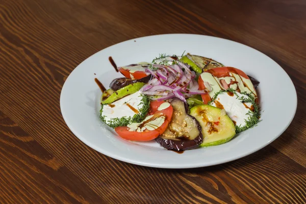 Salat mit Feta und Gemüse. leckeres und gesundes Essen, italienisches Essen — Stockfoto