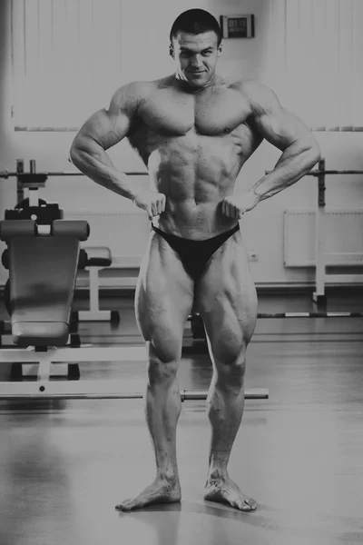 Stilig, atletisk, säker man i gymmet. bodybuilding pose — Stockfoto