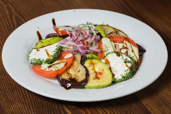 Insalata con formaggio feta e verdure. Cibo gustoso e sano, cibo italiano — Foto Stock